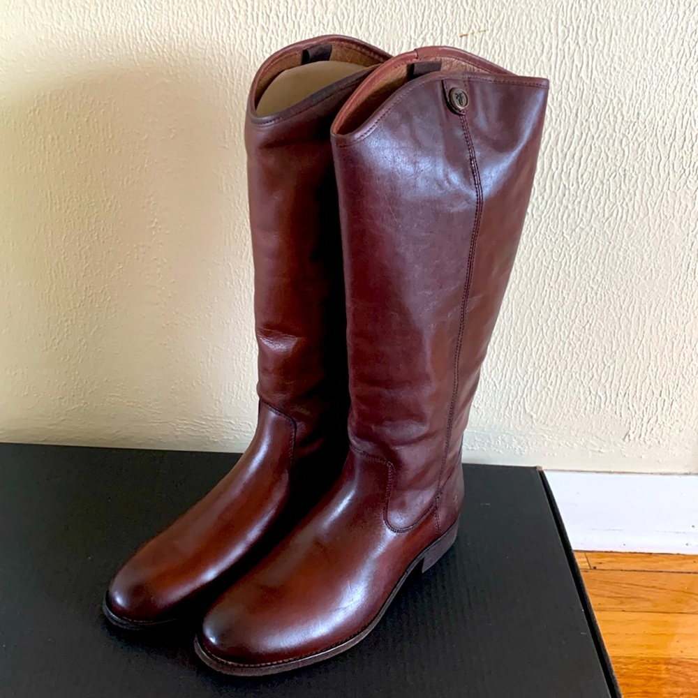 NEW: Frye Melissa Button Boot, size 8.5 in Mahogany.